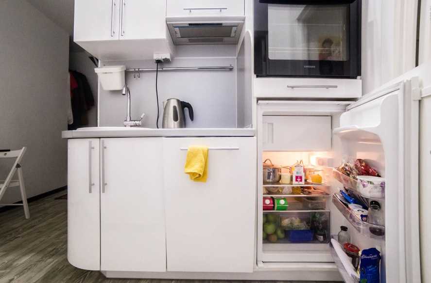 Установка холодильника на кухне