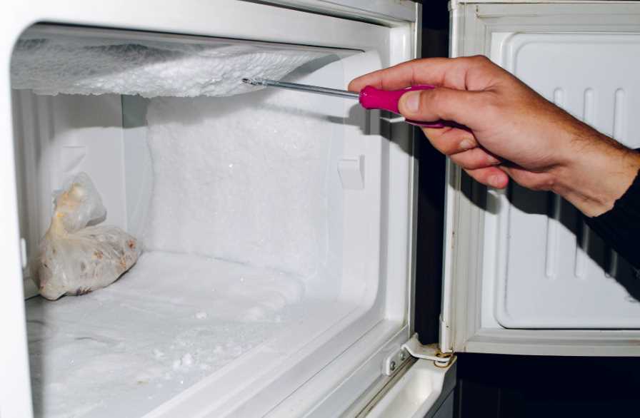Чем и как правильно убрать плохой запах из морозилки