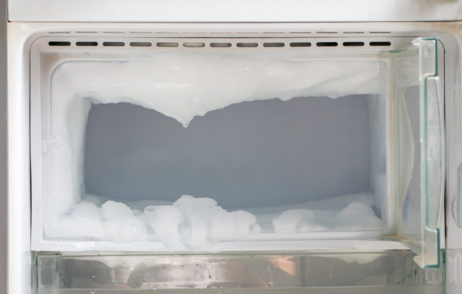 Чем опасен лед в морозилке